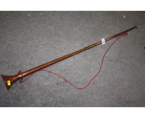 A VINTAGE COPPER AND BRASS HUNTING HORN LENGTH - 89CM 