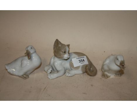 A LLADRO FIGURE OF A SEATED CAT TOGETHER WITH TWO NAO DUCK FIGURES