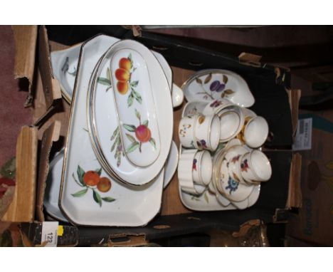A TRAY OF ROYAL WORCESTER DINNERWARE TO INCLUDE EVESHAM