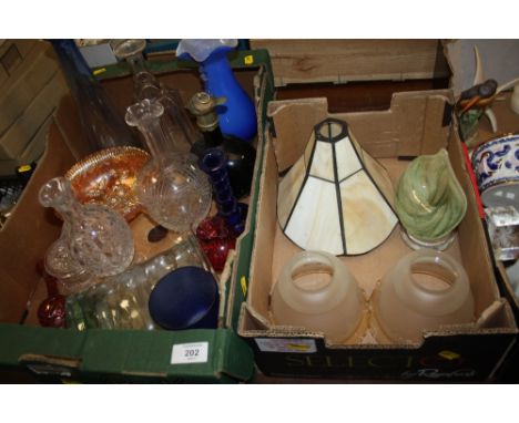 TWO TRAYS OF COLOURED GLASSWARE TO INCLUDE AND ALUM BAY GLASS JACK IN THE PULPIT VASE, TIFFANY STYLE LIGHT SHADE ETC.