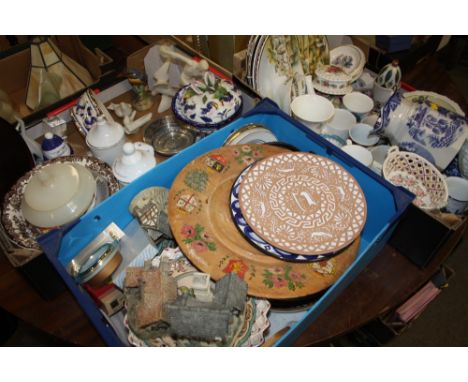 THREE TRAYS OF ASSORTED CERAMICS TO INCLUDE WEDGWOOD, ROYAL WORCESTER, AND CABINET PLATES