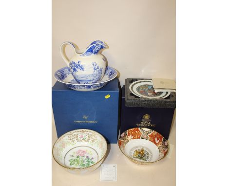 A COLLECTION OF BOXED CERAMICS TO INCLUDE A ROYAL WORCESTER GOLDEN JUBILEE BOWL, SPODE GOLDEN JUBILEE BOWL, WEDGWOOD QUEENSWA