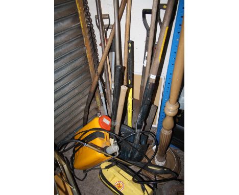 A QUANTITY OF GARDEN TOOLS TO INCLUDE AN KARCHER 411A WASHER