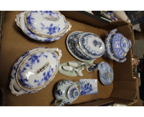 A COLLECTION OF BLUE AND WHITE CERAMICS TO INCLUDE AN ORIENTAL STYLE TEA POT A/F, SPODE LIDDED VASE ETC.