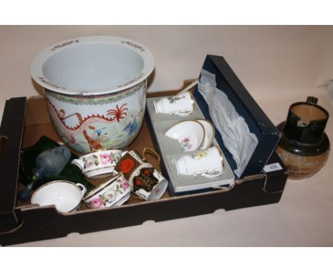 A BOX OF ASSORTED CERAMICS TO INCLUDE A MODERN ORIENTAL JARDINAIRE, BOXED ROYAL WORCESTER CUPS AND SAUCERS ETC. 