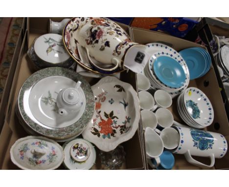 A TRAY OF ASSORTED CERAMICS TO INCLUDE A MASONS MANDALAY JUG AND BOWL, WEDGWOOD HUMMINGBIRDS ETC., TOGETHER WITH A J AND G ME