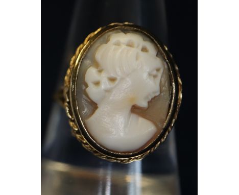 9ct gold shell cameo ring. (B.P. 24% incl. VAT)