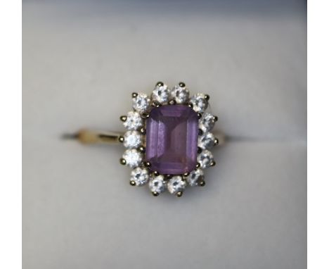 9ct gold pink stone ring. (B.P. 24% incl. VAT)