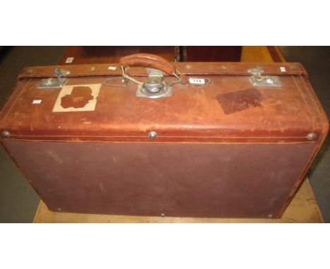 Vintage leather suitcase.(B.P. 24% incl. VAT) 
