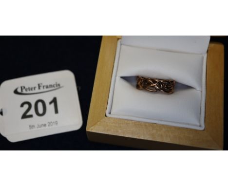 Cymru metal Celtic design 9ct gold ring. (B.P. 24% incl. VAT) CONDITION REPORT: 2.6g approximately.