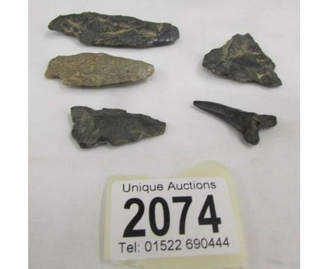 A quantity of flint arrow heads and a fossil tooth (5 items in total)