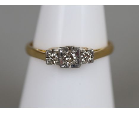 18ct 1930's 3 stone diamond ring - Approx size: M