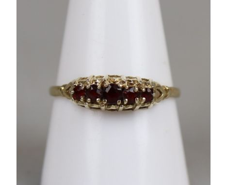 Gold garnet set ring - Approx size: R½