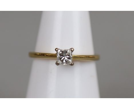 18ct princess cut diamond solitaire ring - Approx size: J½