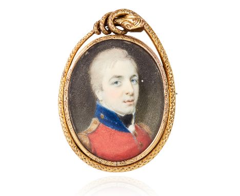 AN ANTIQUE PORTRAIT MINIATURE BROOCH, EARLY 19TH CENTURY in yellow gold, the oval painted miniature depicting a gentleman, wi
