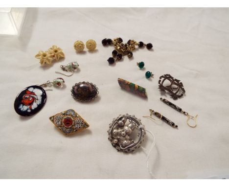 A small quantity of vintage and antique jewellery to include micro mosaic brooch, carved bone edelweiss brooch and similar ea