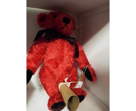 A boxed Steiff raspberry 42cm 1995 growler teddy bear limited edition 00556/1500 designed for the Galleries Lafayette complet