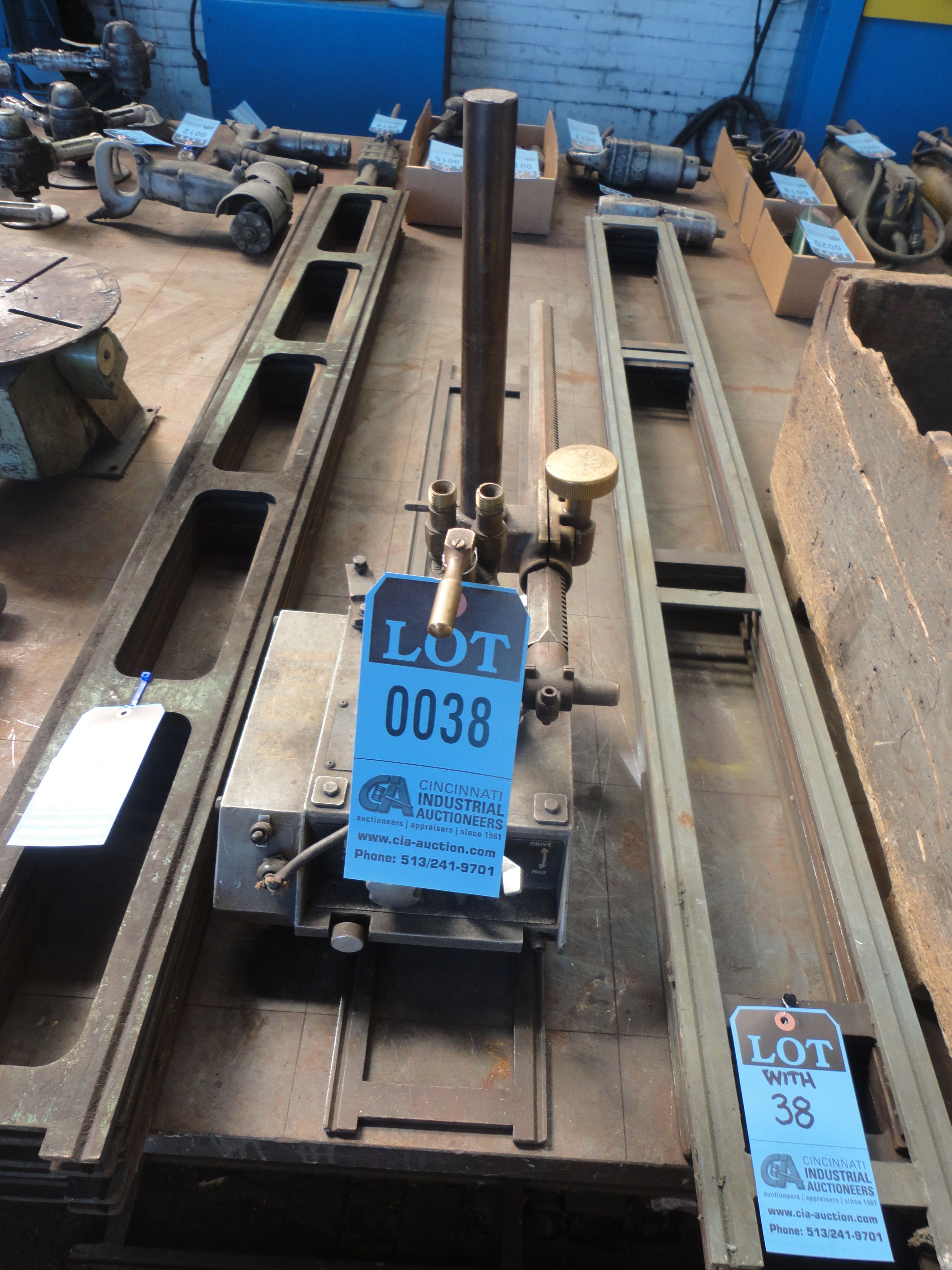 VICTOR MODEL VOM200HS TRACK TORCH WITH TORCH RAILS