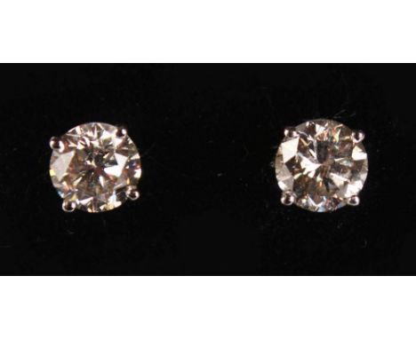 A GOOD PAIR OF DIAMOND STUD EARRINGS SET IN WHITE GOLD, 2.1CTS, Colour K/L, Clarity SI.