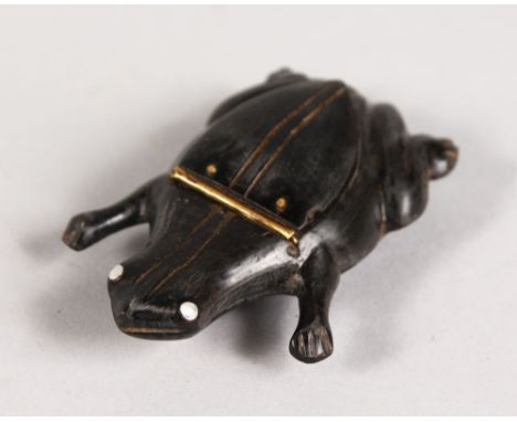 A RARE CARVED HORN "FROG" SNUFF BOX.