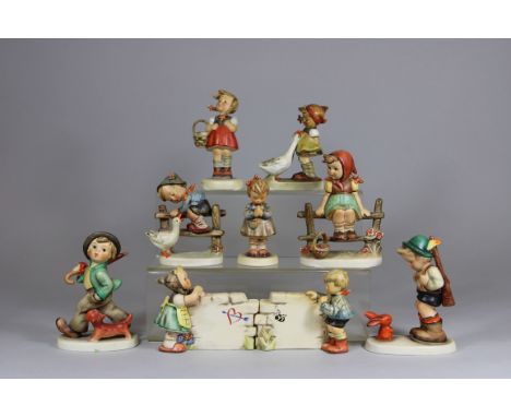 Neun Porzellanfiguren, Kinder, Goebel, Hummelfiguren, am Sockel signiert, H.: von 10 bis 12,9 cm. Guter, altersbedingter Zust