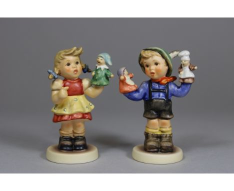 Paar Porzellanfiguren, Kasperltheater, Goebel M.I. Hummel, 2004, Modellnummer: 2209/A; 2209/B, H.: je ca. 8,5 cm. Guter, alte