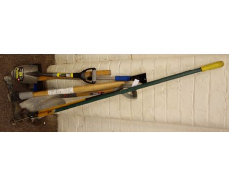 Collection of various garden hand tools    Condition Report   Click here for further images, condition, auction times & deliv