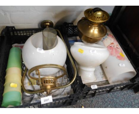A hanging oil lamp, with glass shade and chimney, together with another shade, and five plastic beakers. (1 tray)