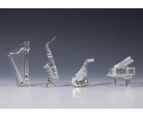 Swarovski, vier kristalglazen vormstukken, muziekinstrumenten; Bestaande uit vleugel met kruk, saxofoon, luit en harp. h. 7 -
