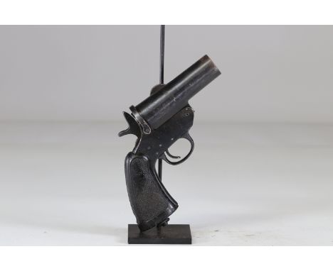 English WWII pistol-signalmanSizes: L. totale= 195 mm H = 160mmWeight (K): 0,85kgCondition: At first glance: patina, normal w