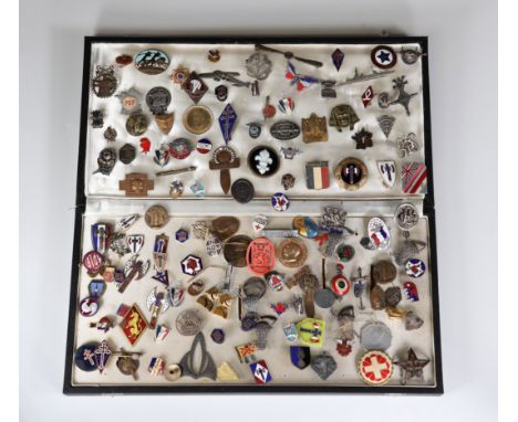 Important set of miscellaneous insigniaSizes: DiversWeight (K): 1,1kgCondition: At first glance: patina, normal wear