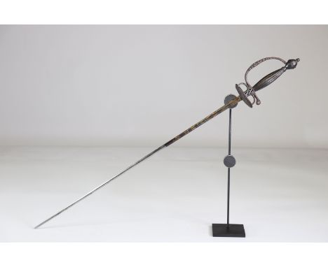 French triangular rapier sword 1800Sizes: L. totale= 790mm L Lame= 620mm l lame= 14mmWeight (K): 0,3kgCondition: At first gla