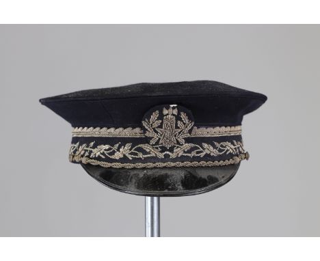 Superior officer cap unknown originSizes: L. totale= 215mm H = 120mmWeight (K): 0,25kgCondition: At first glance: patina, nor