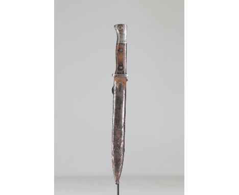 German bayonet 1st warSizes: L. totale= 405mm L Lame= 250mm l lame= 25mmWeight (K): 0,56kgCondition: At first glance: patina,