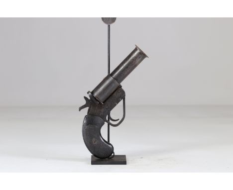 Signal gun unknown origin 2nd warSizes: L. totale= 240 mm H = 150mmWeight (K): 0,8kgCondition: At first glance: patina, norma