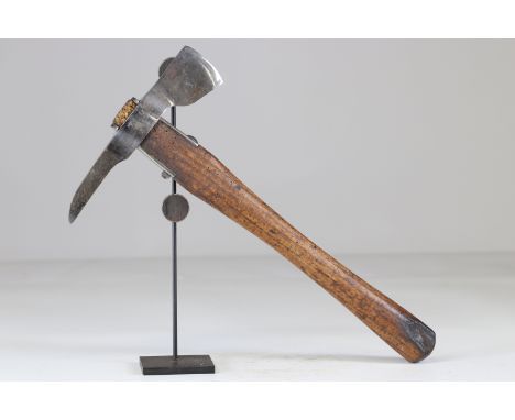 German ax 14-18Sizes: L. totale= 450mm L Lame= 240mm l lame= 55mmWeight (K): 1,12kgCondition: At first glance: patina, normal