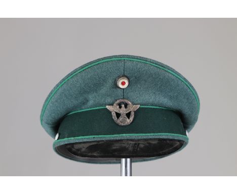 German WWII police officer capSizes: L. totale= 270mm H = 160mmWeight (K): 0,22kgCondition: At first glance: patina, normal w