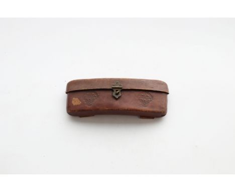 19th French cartridge beltSizes: L =200mm H =65mmWeight (K): 0,19kgCondition: At first glance: patina, normal wear