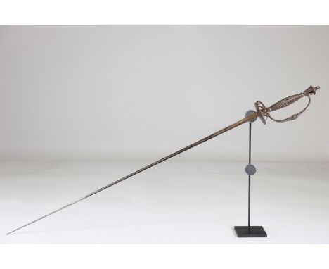 rapier sword triangular blade, french 1800Sizes: L. totale= 960mm L Lame= 780mm l lame= 15mmWeight (K): 0,34kgCondition: At f