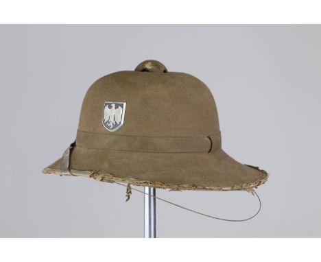 German colonial helmet Africa korps WWIISizes: L. totale= 360mm H = 200mmWeight (K): 0,41kgCondition: At first glance: patina