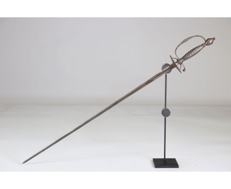 French triangular rapier sword 1800Sizes: L. totale= 785mm L Lame= 620mm l lame= 15mmWeight (K): 0,3kgCondition: At first gla