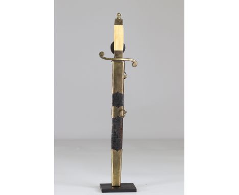Dagger unknown originSizes: L. totale= 400mm L Lame= 275mm l lame= 20mmWeight (K): 0,32kgCondition: At first glance: patina, 