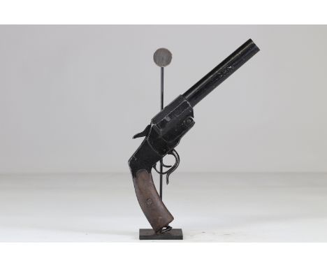 German WWI pistol-signalmanSizes: L. totale= 370 mm H = 180mmWeight (K): 1,52kgCondition: At first glance: patina, normal wea