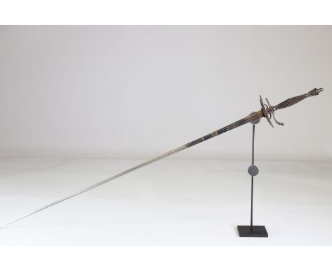 rapier sword triangular blade, french 1800Sizes: L. totale= 1020mm L Lame= 840mm l lame= 20mmWeight (K): 0,31kgCondition: At 