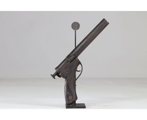 German WWI pistol-signalmanSizes: L. totale= 370 mm H = 160mmWeight (K): 1,07kgCondition: At first glance: patina, normal wea