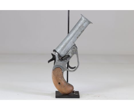 Signal gun unknown originSizes: L. totale= 240 mm H = 150mmWeight (K): 1,08kgCondition: At first glance: patina, normal wear