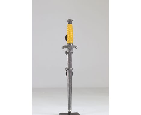 German WWII daggerSizes: L. totale= 395mm L Lame= 240mm l lame= 18mmWeight (K): 0,35kgCondition: At first glance: patina, nor