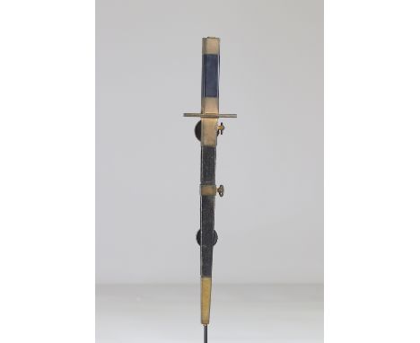 French aviation dagger?Sizes: L. totale= 410mm L Lame= 255mm l lame= 17mmWeight (K): 0,34kgCondition: At first glance: patina