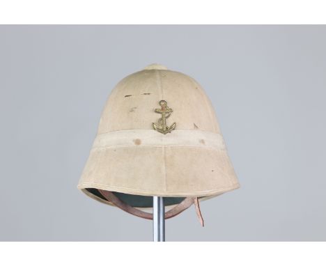 French colonial helmet WWIISizes: L. totale= 300mm H = 230mmWeight (K): 0,23kgCondition: At first glance: patina, normal wear