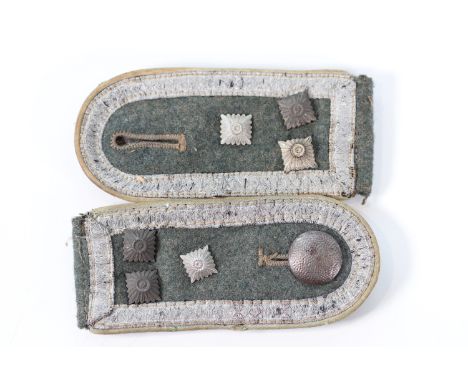 WWII German NCO epauletSizes: H = 45mm L =100mmWeight (K): 0,03kgCondition: At first glance: patina, normal wear